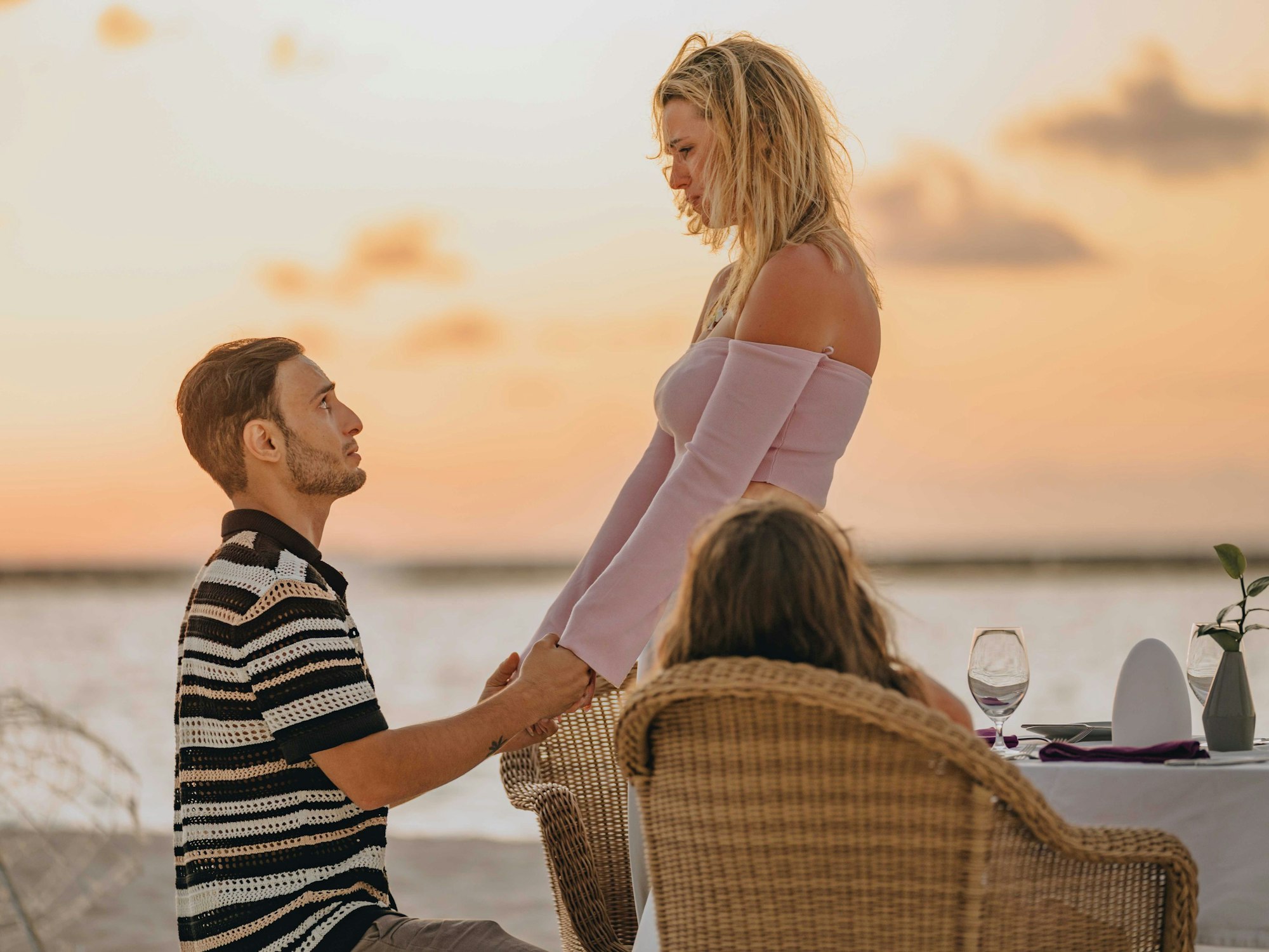 Zu sehen sind Schauspieler Timur Ülker und seine Partnerin Caroline Steinhof am Strand auf den Malediven, dieser macht ihr gerade einen Heiratsantrag.