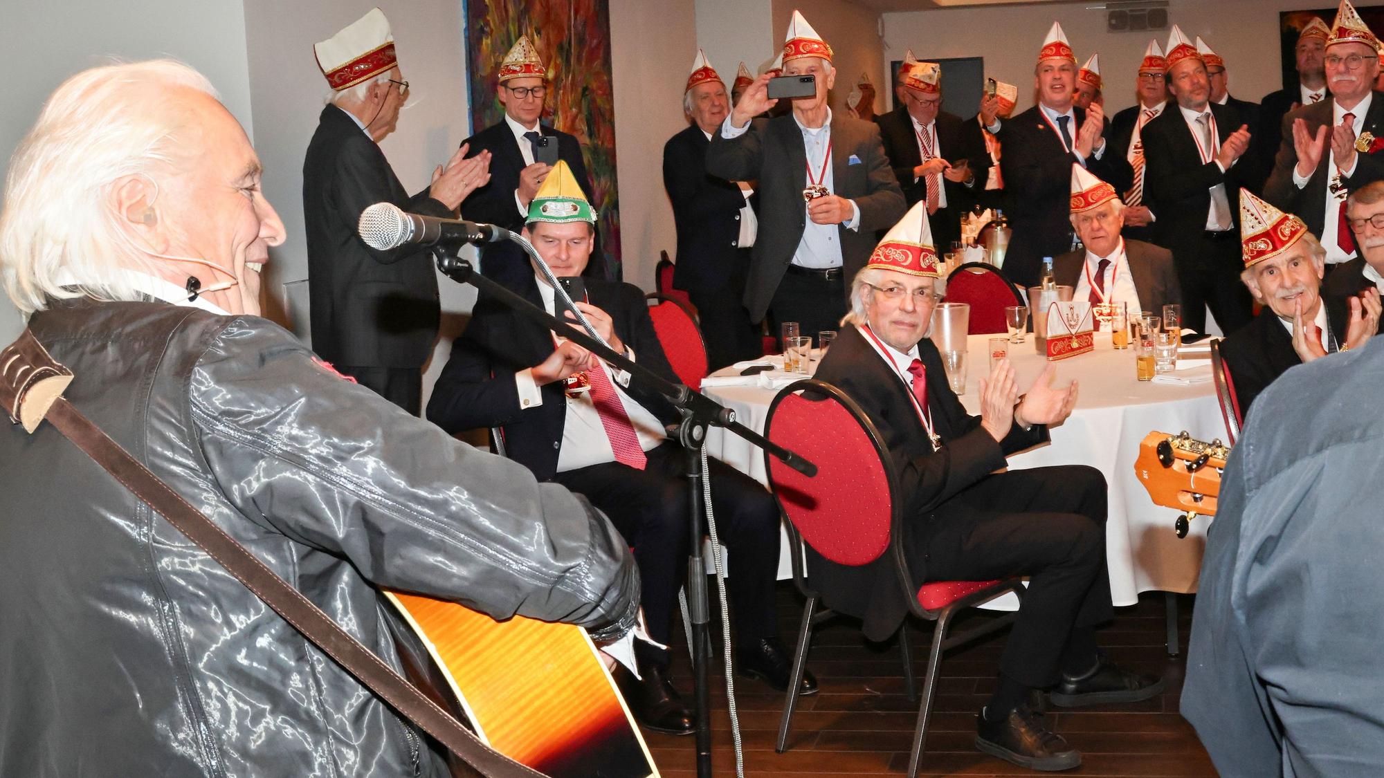 Hannes Schöner spielt mit seiner Gitarre.