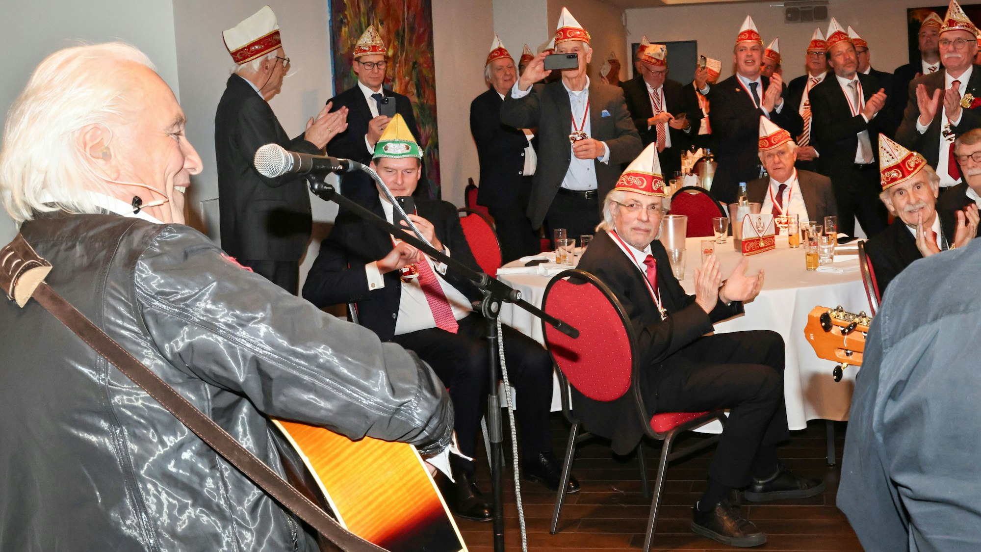 Hannes Schöner spielt mit seiner Gitarre.