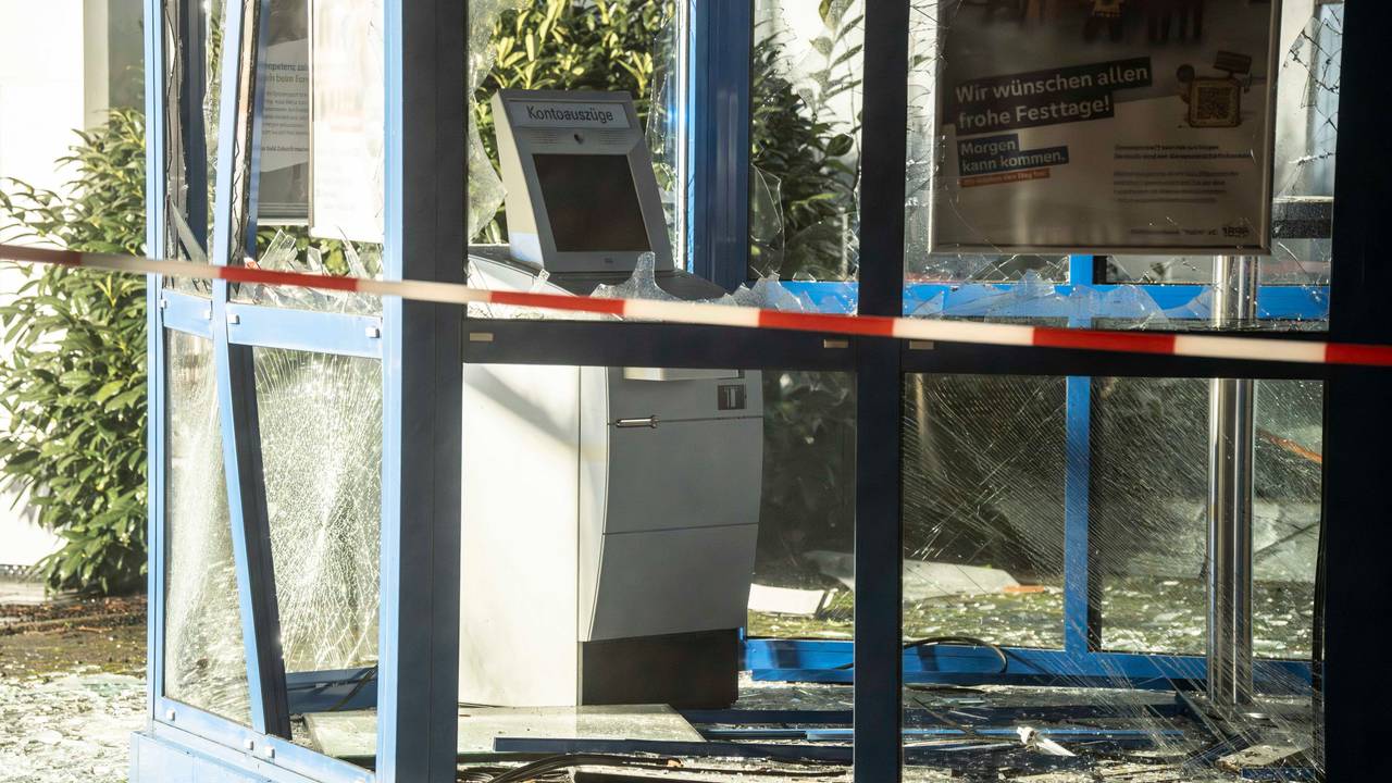 Ein gesprengter Geldautomat steht in einem Filialraum.