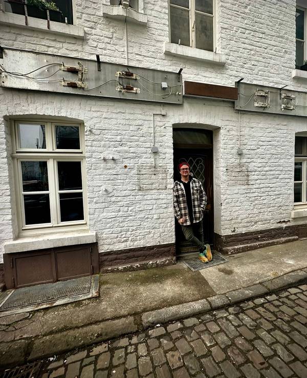 Mark Junglas steht vor dem Marienbildchen.