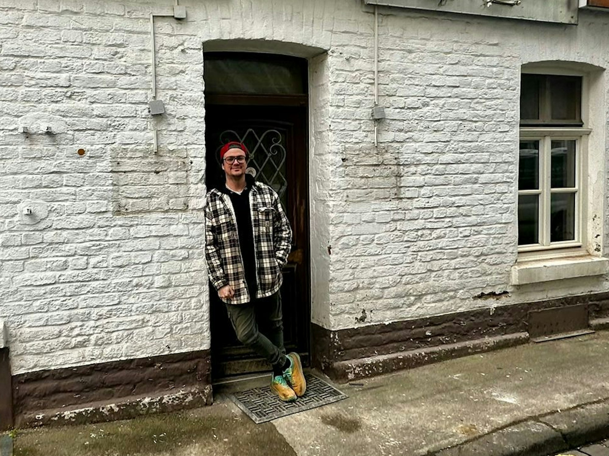 Mark Junglas steht vor dem Marienbildchen.