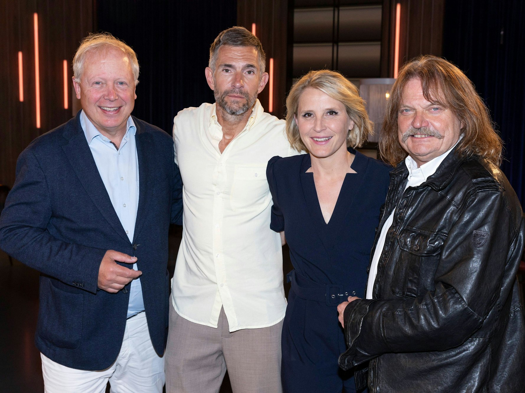 Micky Beisenherz und Susan Link posieren mit Tom Buhrow und Leslie Mandoki.