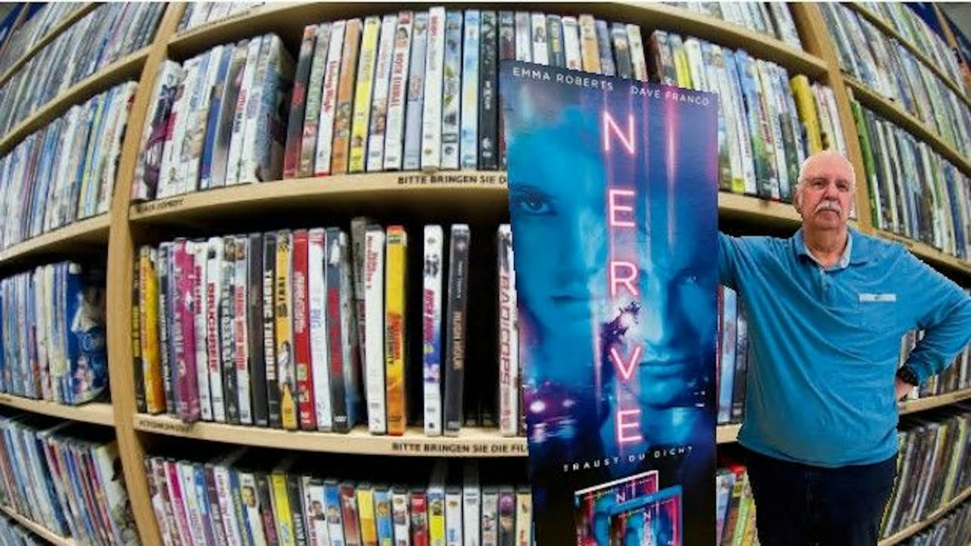 Wolfgang Mohrlang in seiner Videothek in Bochum.