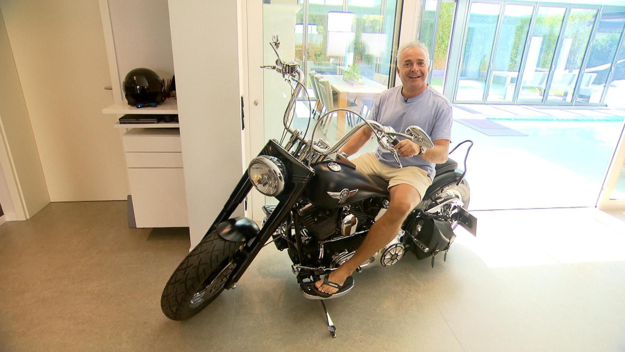 Über Jahre hat Tim Toupet seine Villa in Pulheim saniert und schick gemacht, heute steht eine Harley-Davidson in der Küche (noch ist sie vom Nachbarn, aber der Sänger überlegt, eine eigene zu kaufen).