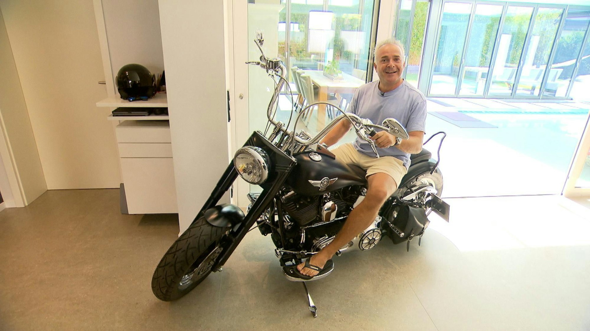 Über Jahre hat Tim Toupet seine Villa in Pulheim saniert und schick gemacht, heute steht eine Harley-Davidson in der Küche (noch ist sie vom Nachbarn, aber der Sänger überlegt, eine eigene zu kaufen).