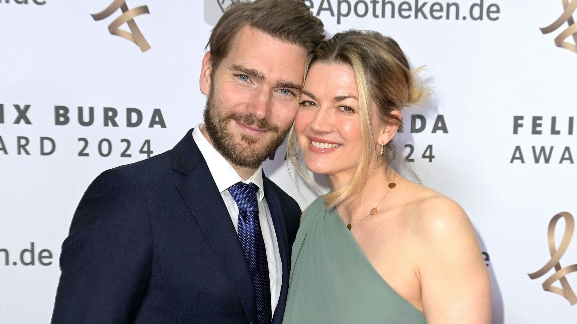Zu sehen sind Nina Bott mit Ehemann Benjamin Baarz am 21.04.2024 bei der „19. Verleihung des Felix Burda Award 2024“ im Hotel „Adlon Kempinski“ in Berlin.