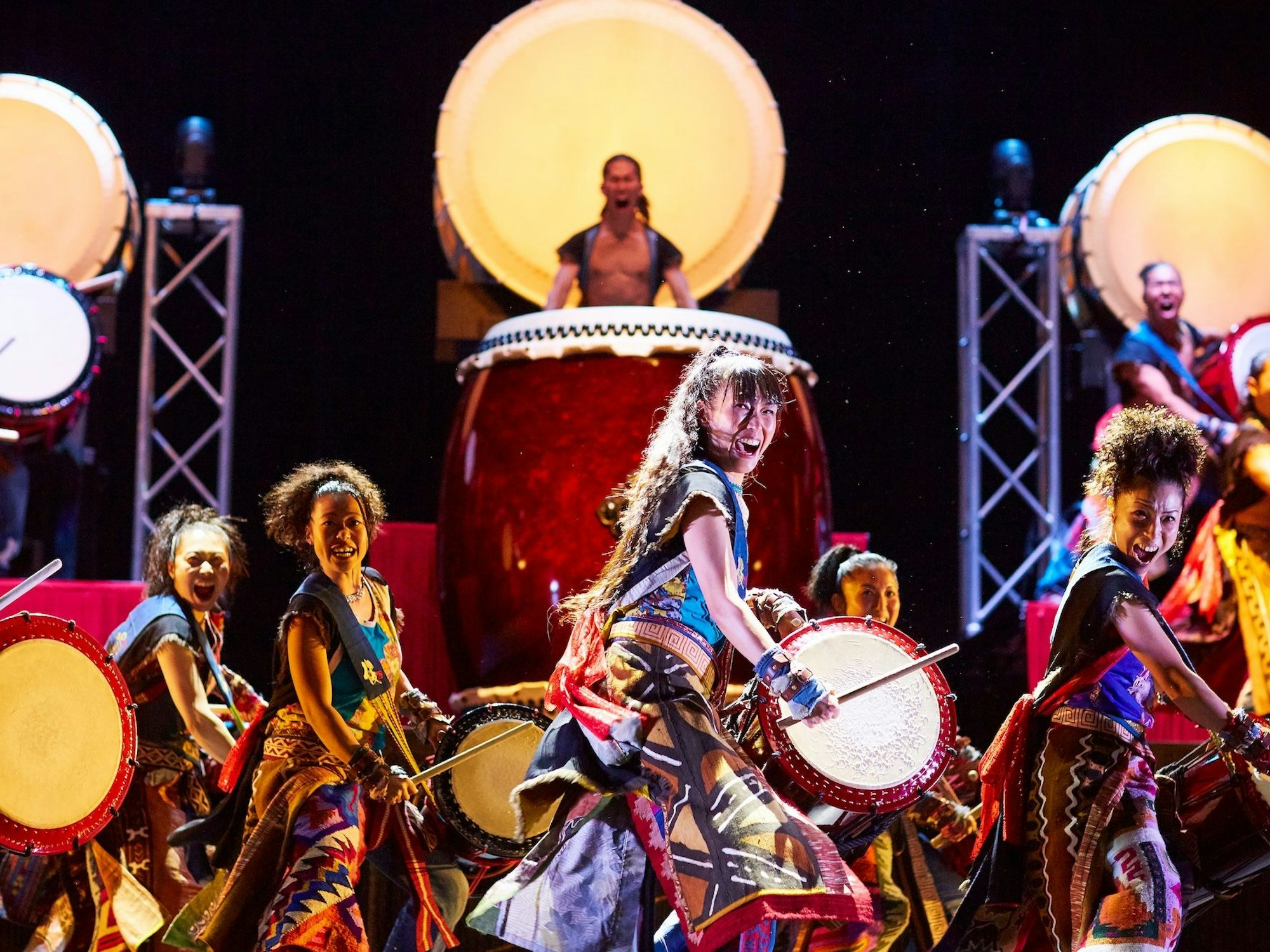 Bühnen-Szene der Trommelgruppe Yamato.