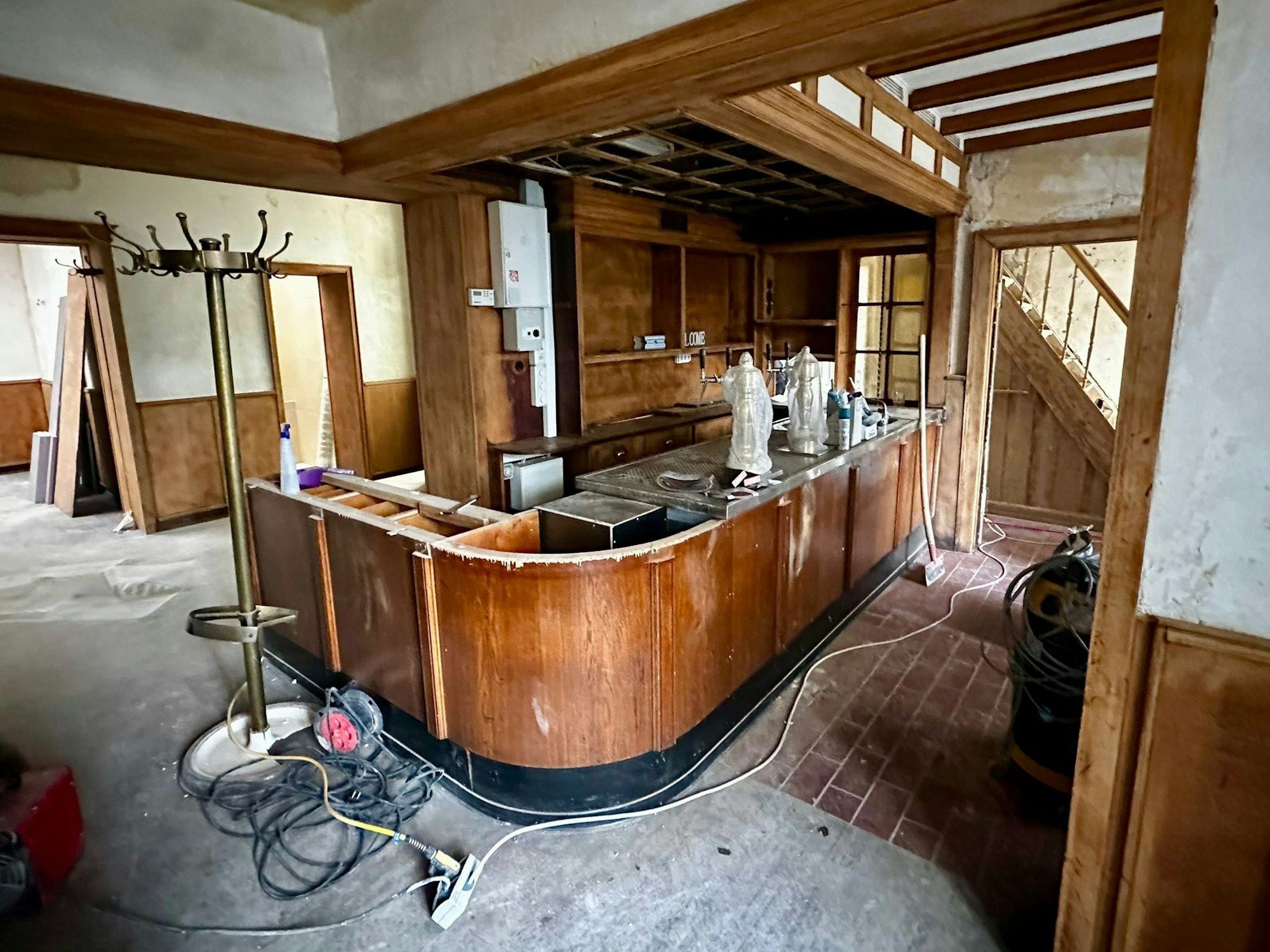 Im Inneren des „Marienbildchens“ herrscht Hochbetrieb: Die Kneipe wird kernsaniert, die alte Theke soll bleiben.