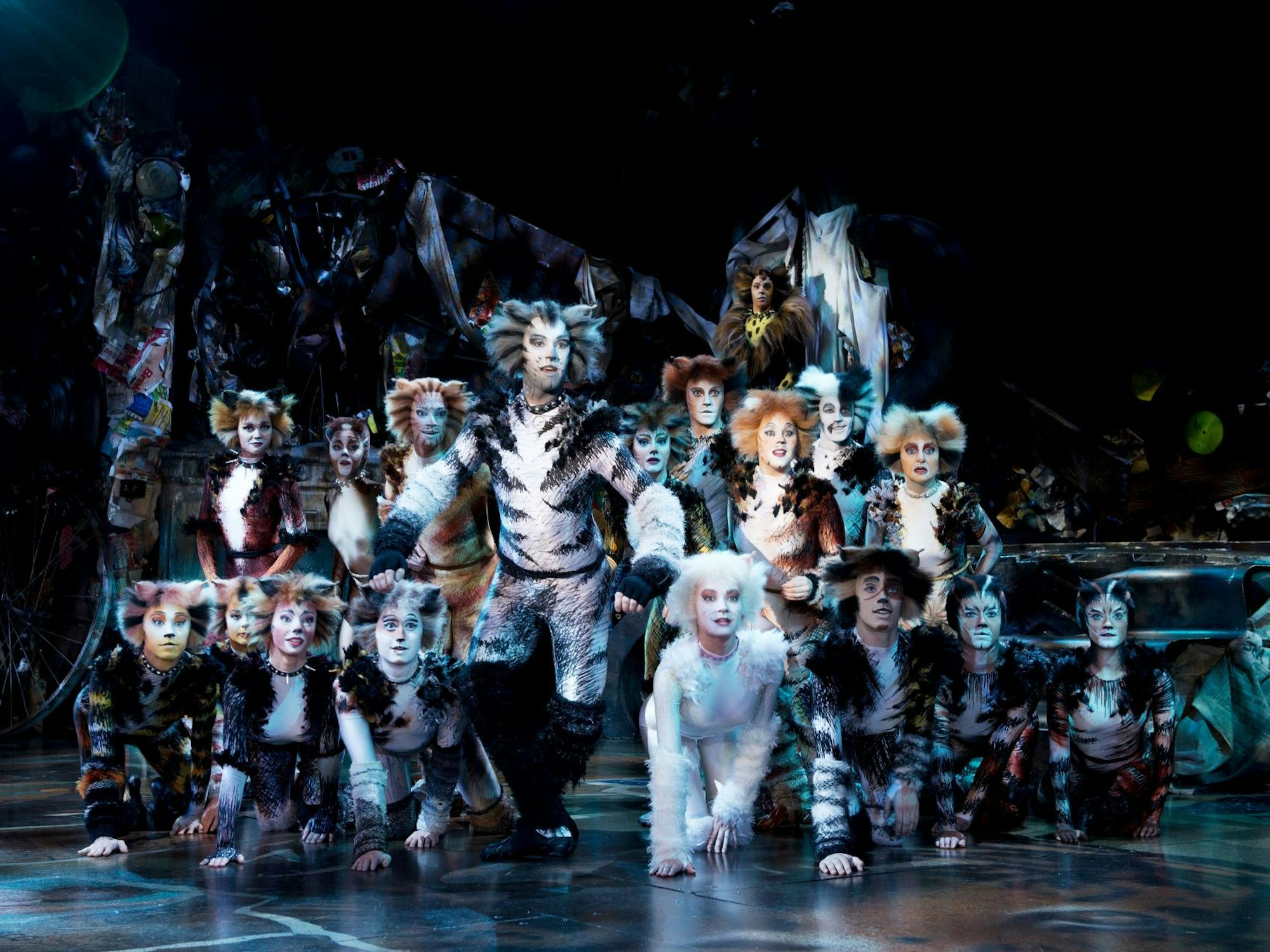Bühnenbild aus dem Musical Cats.
