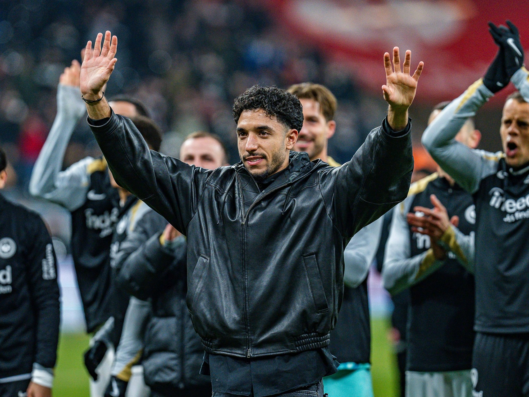 Omar Marmoush lässt vor seinem Abschied zu Manchester City vor der Frankfurter der Kurve für eine bärenstarke Hinrunde feiern.