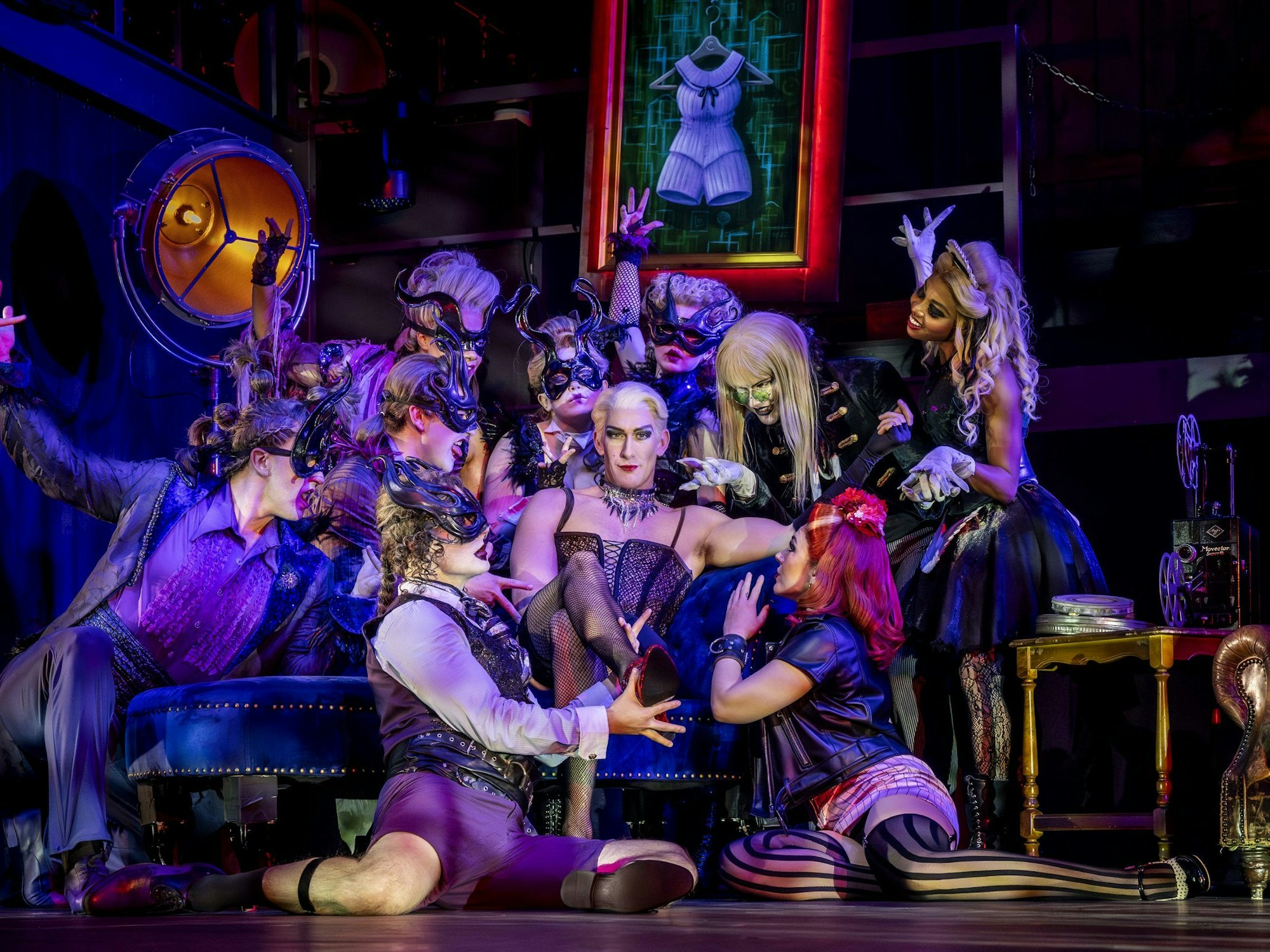 Frank’n’Furter (Mitte, Oliver Savile) wird von seinem Gefolge umringt.