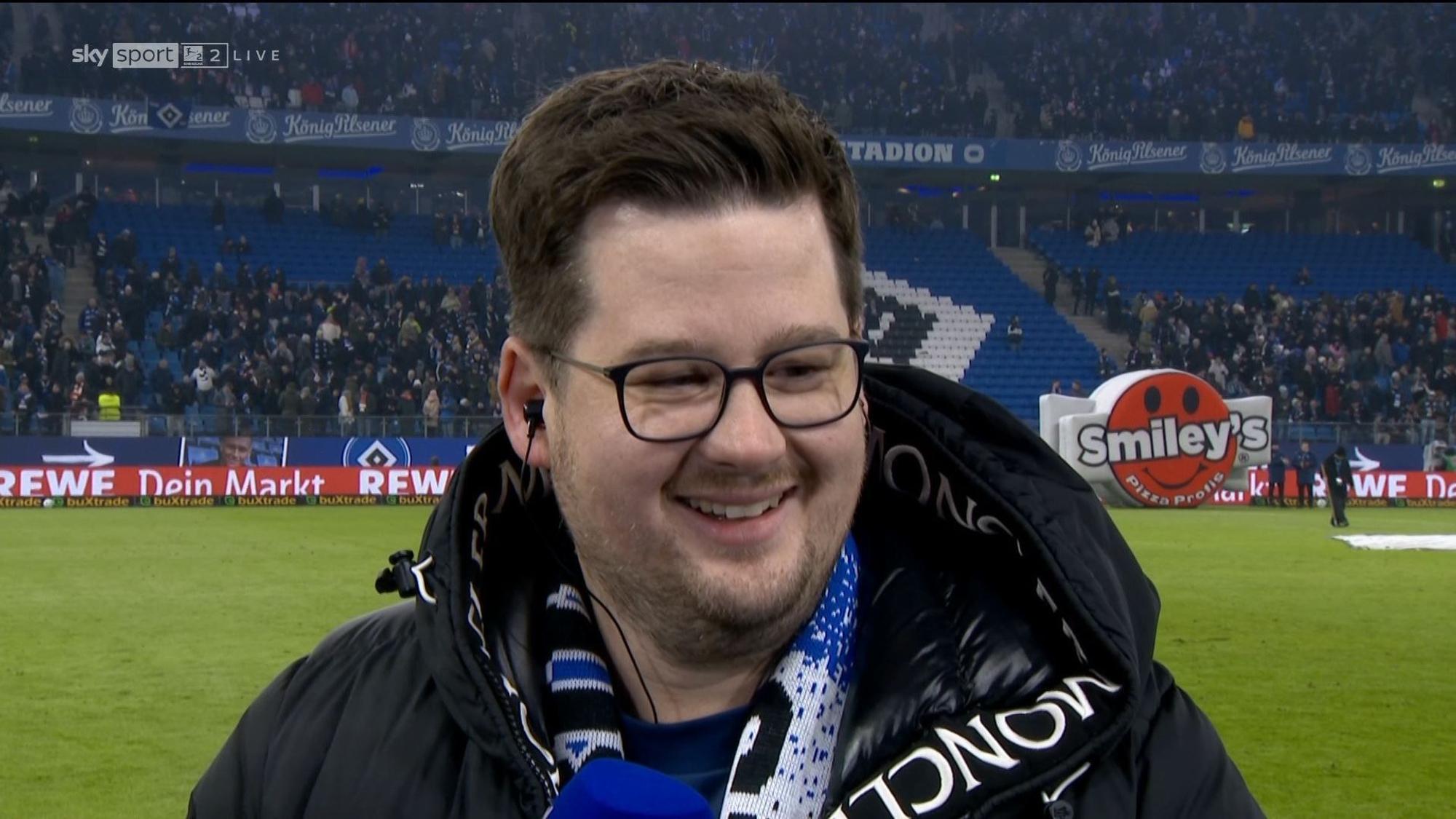 Comedian Chris Tall in der Pause des HSV-Heimspiels gegen den 1. FC Köln am HSV-Mikrofon.