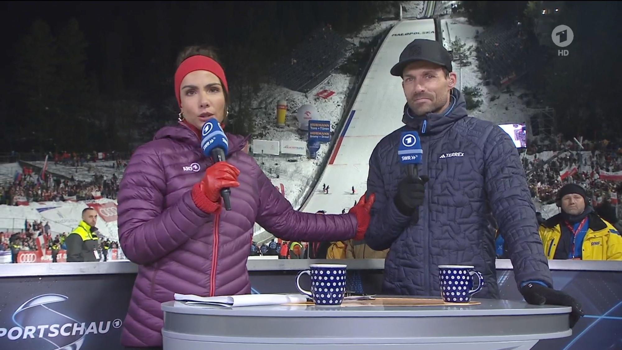 Sven Hannawald und Lea Wagner am 18. Januar 2025 bei der ARD-Übertragung zum Skispringen aus Zakopane.