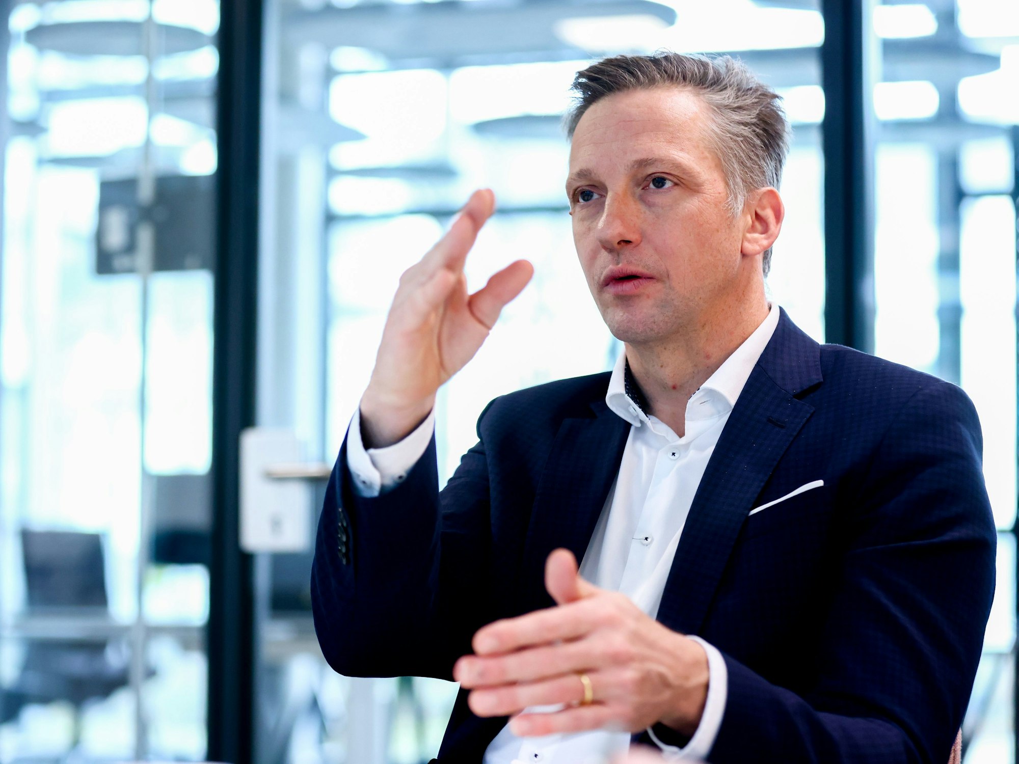 Sebastian Schulte, CEO der Deutz AG, beim Interview im NevenDumont-Haus in Köln.