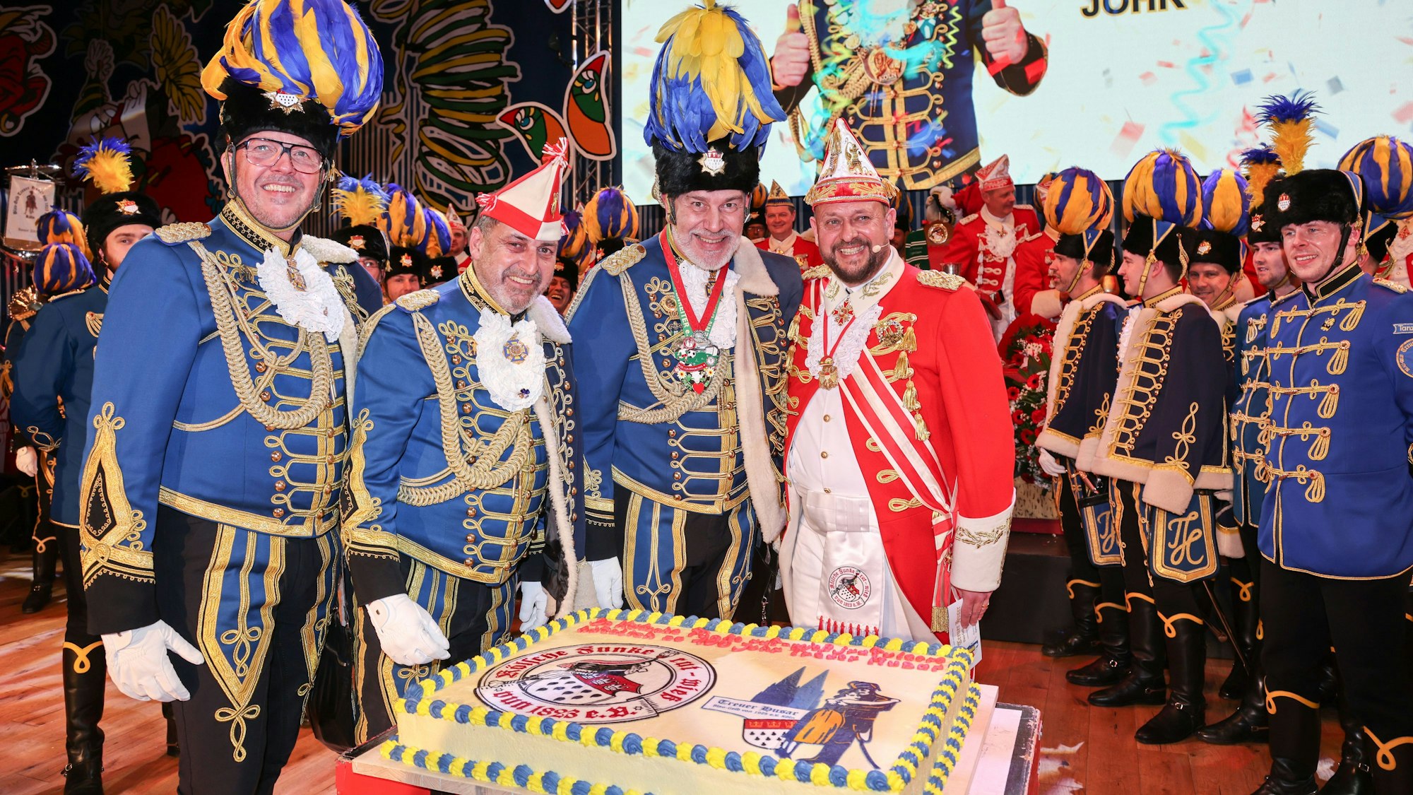 Markus Simonian mit Dirk Wissmann bei der Torten-Übergabe.
