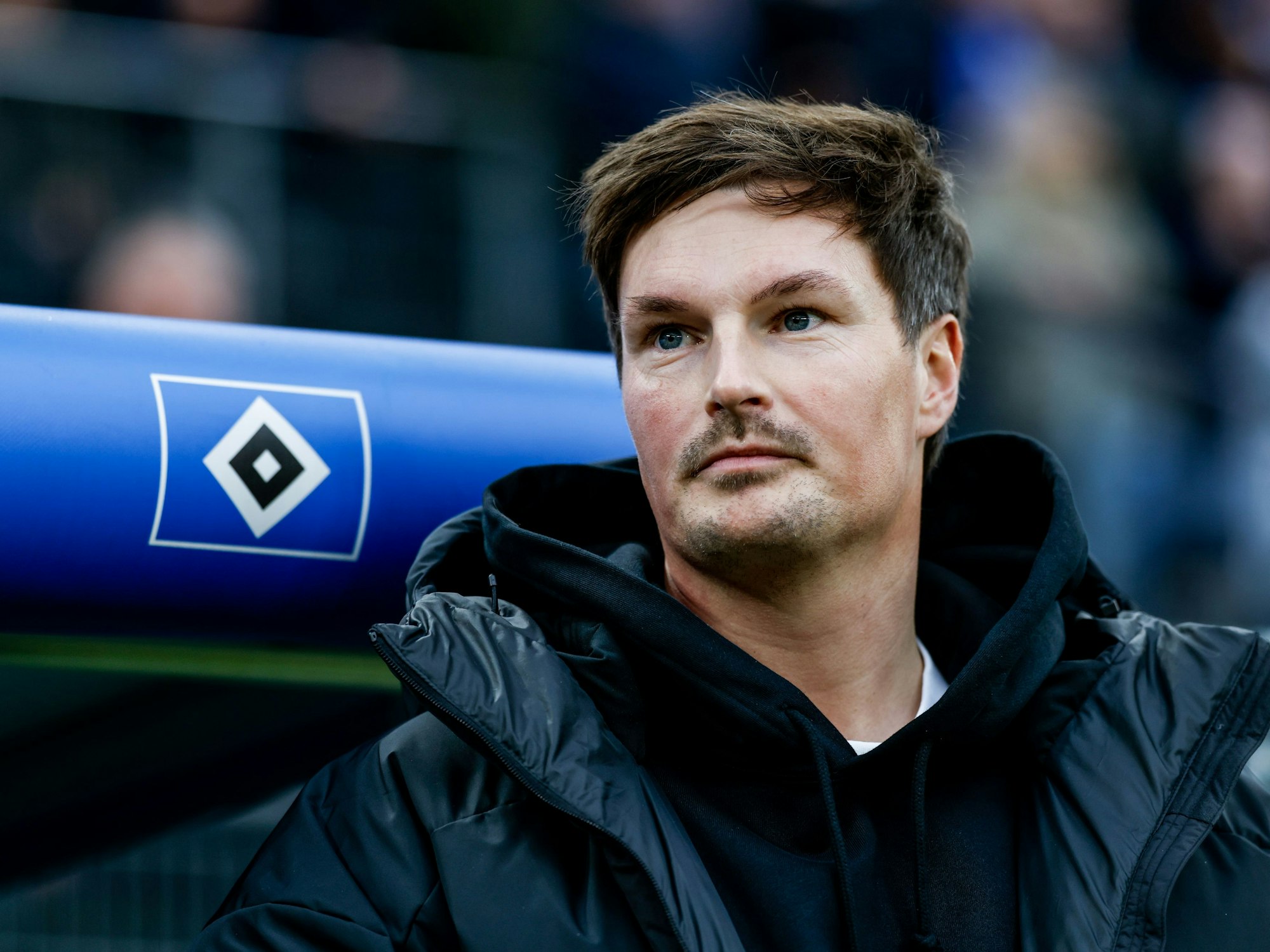Volksparkstadion: Hamburgs Trainer Merlin Polzin schaut auf das Spielfeld.