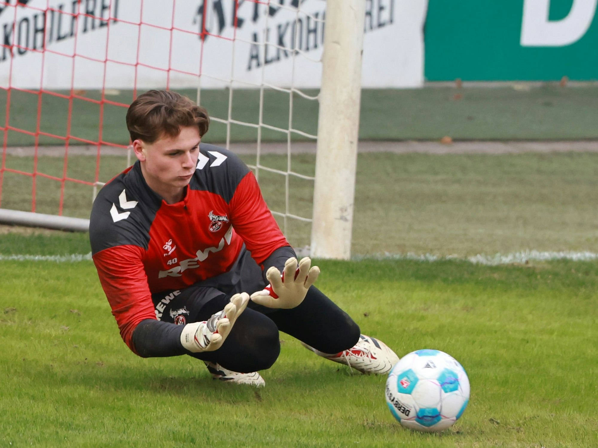 Testspiel im Franz-Kremer-Stadion mit FC-Keeper Jonas Urbig.