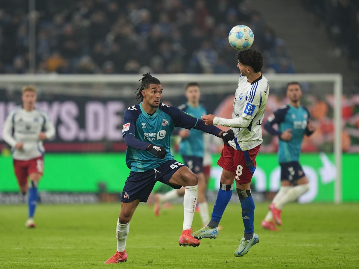 Damion Downs und Hamburgs Daniel Elfadli kämpfen um den Ball.