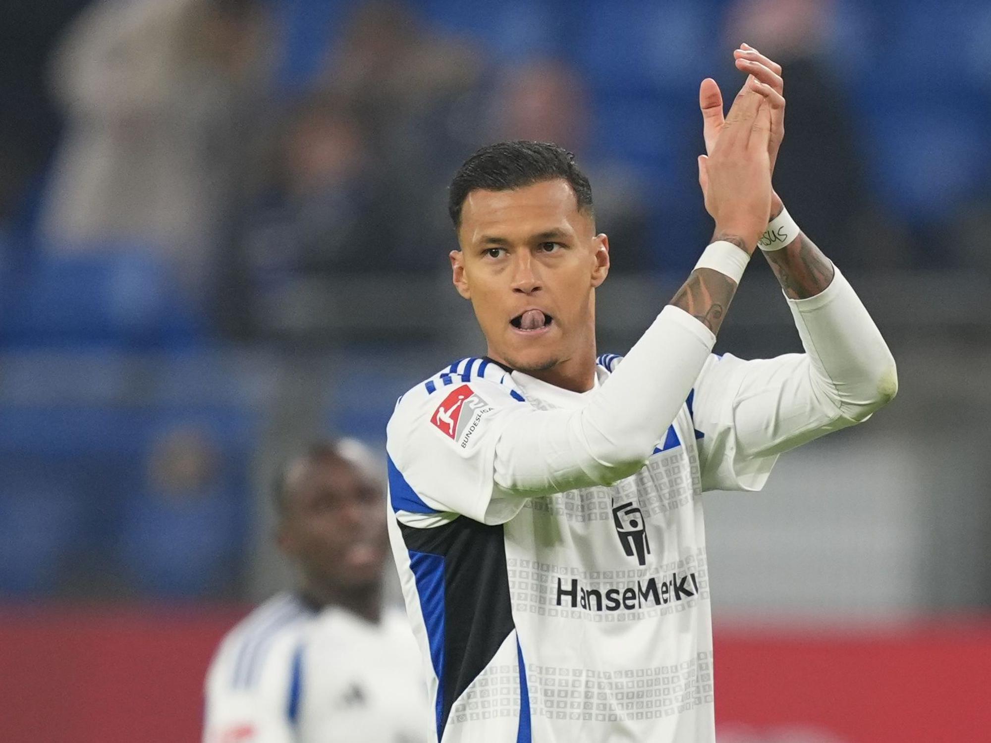 Hamburgs Davie Selke applaudiert beim Spiel gegen Köln.