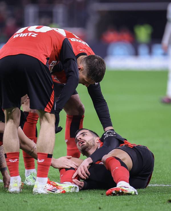 Die besorgten Bayer-Kollegen kümmern sich am Samstag (18. Januar 2025) um den verletzten Martin Terrier.