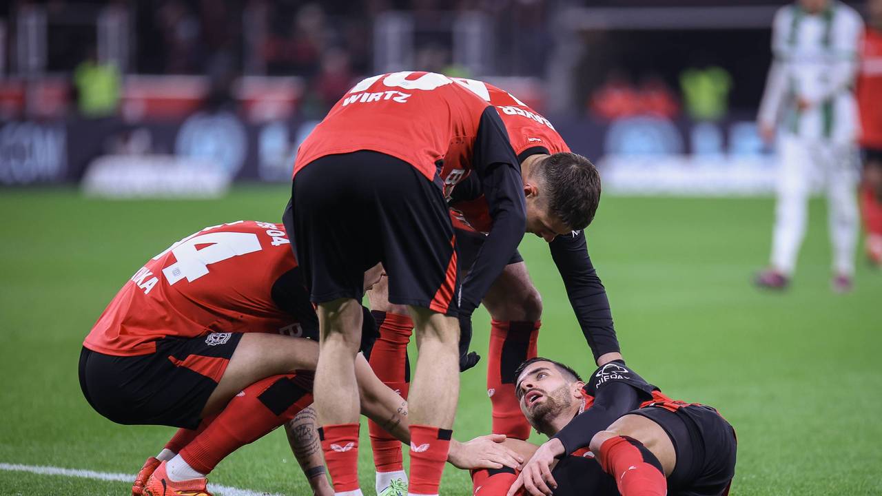 Die besorgten Bayer-Kollegen kümmern sich am Samstag (18. Januar 2025) um den verletzten Martin Terrier.