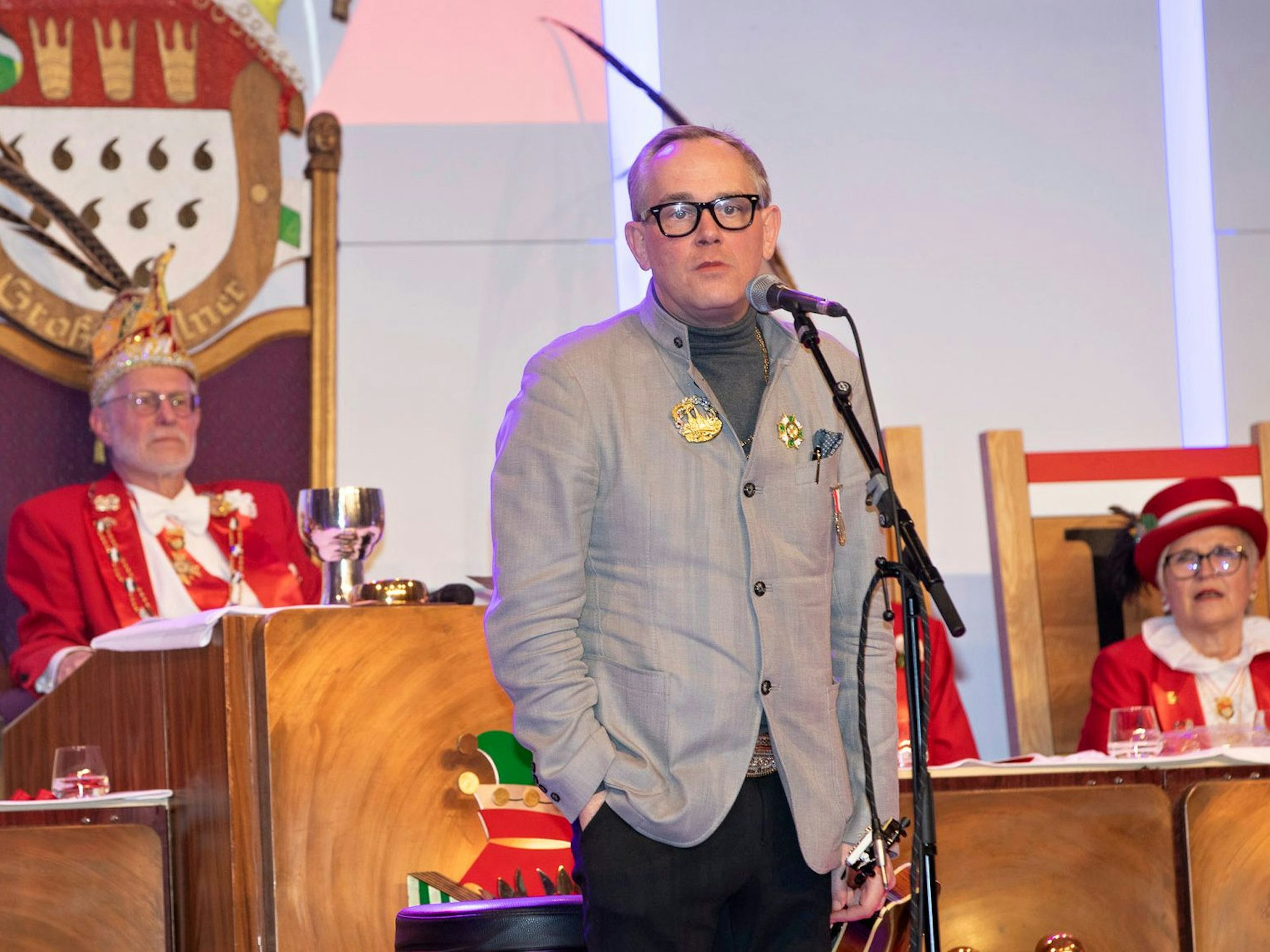 JP Weber steht beim Vortrag auf der Bühne.