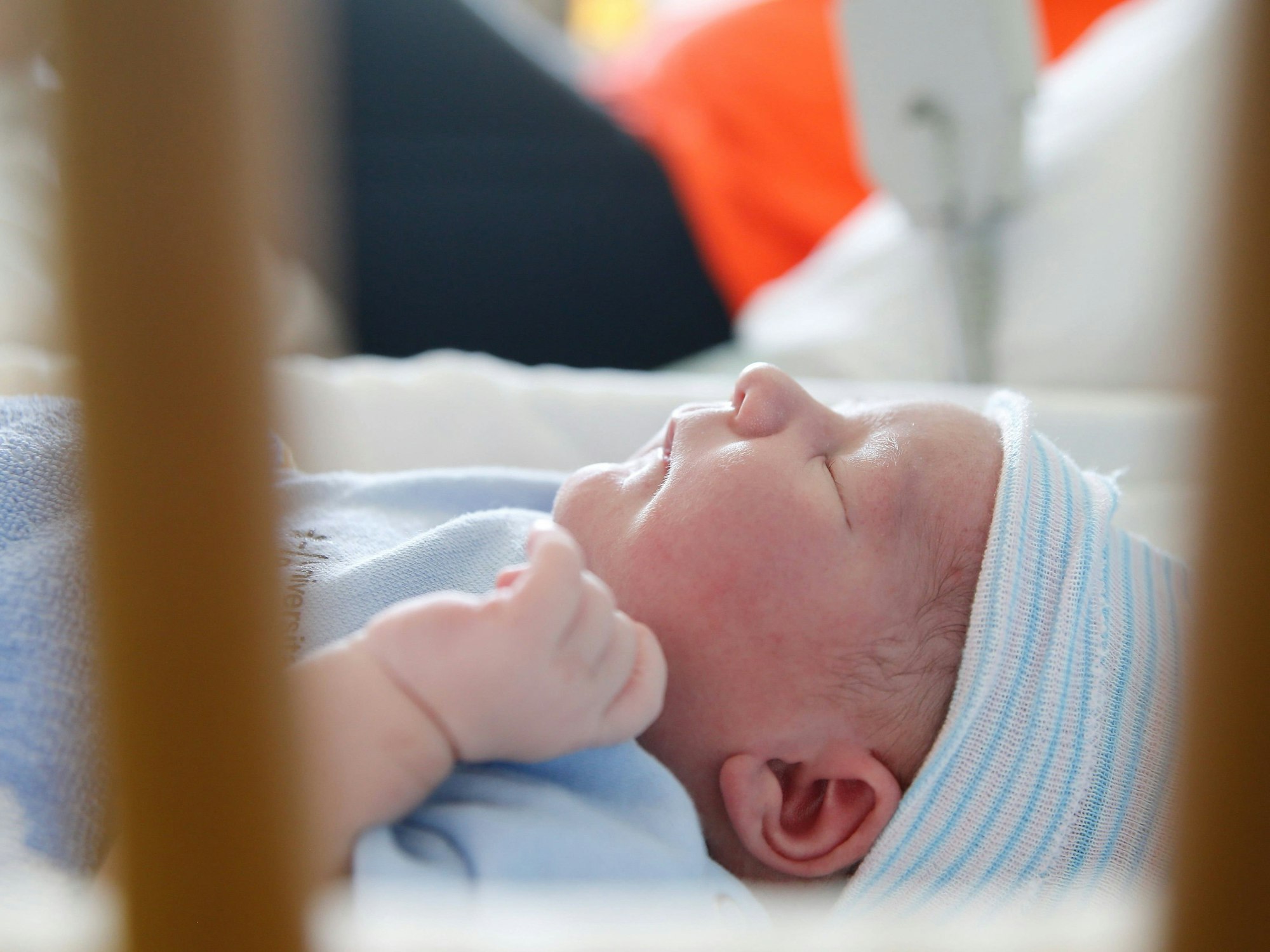 Baby liegt im Bett auf einer Geburtenstation.