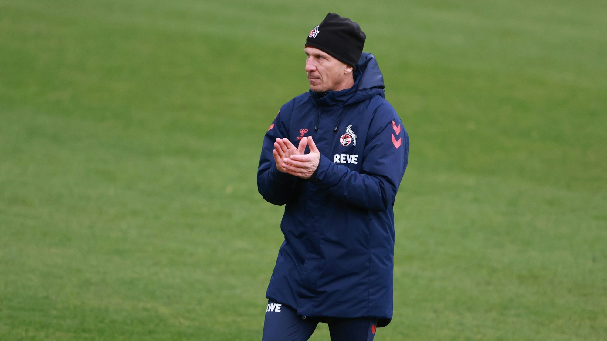 Gerhard Struber steht beim 1. FC Köln auf dem Trainingsplatz.