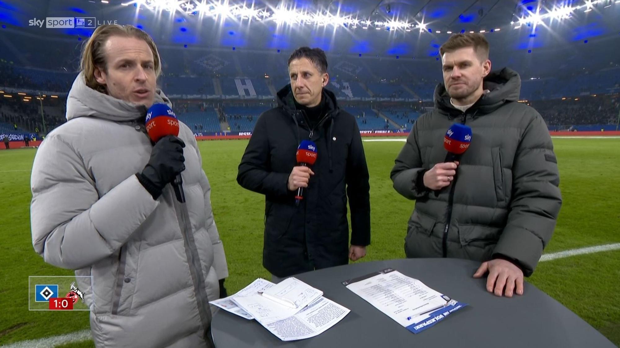 Christian Keller nach dem FC-Spiel beim Hamburger SV im Sky-Gespräch mit Yannick Erkenbrecher (l.) und Simon Terodde (r.).