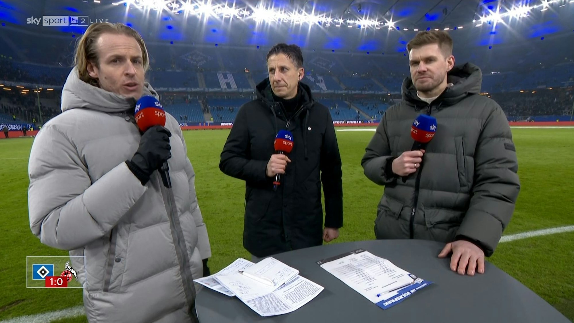 Christian Keller nach dem FC-Spiel beim Hamburger SV im Sky-Gespräch mit Yannick Erkenbrecher (l.) und Simon Terodde (r.).
