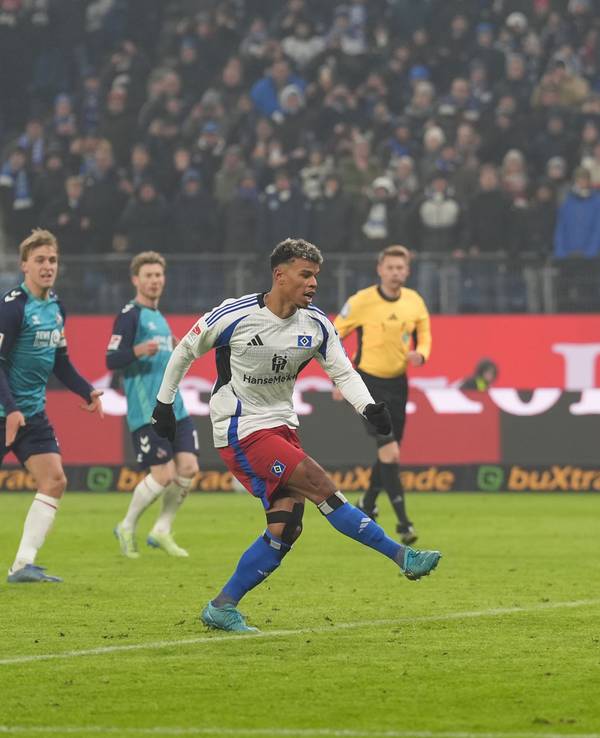 Hamburgs Ransford Königsdörffer (Mitte) erzielt gegen Kölns Torwart Marvin Schwäbe (r) den Treffer zum 1:0.
