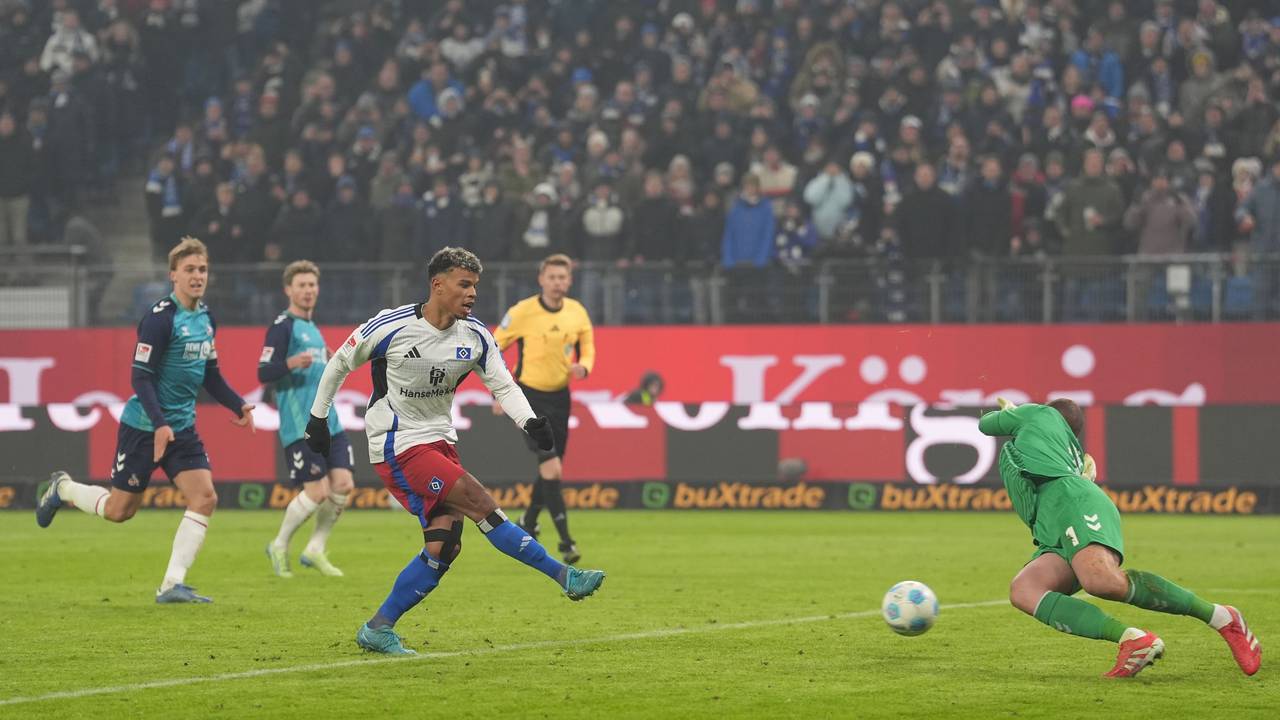 Hamburgs Ransford Königsdörffer (Mitte) erzielt gegen Kölns Torwart Marvin Schwäbe (r) den Treffer zum 1:0.