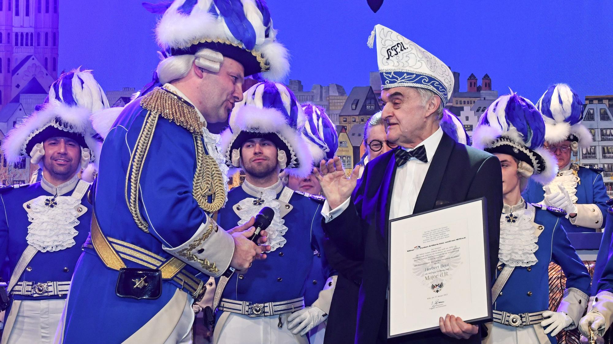 Björn Griesemann überreicht Herbert Reul eine Urkunde.