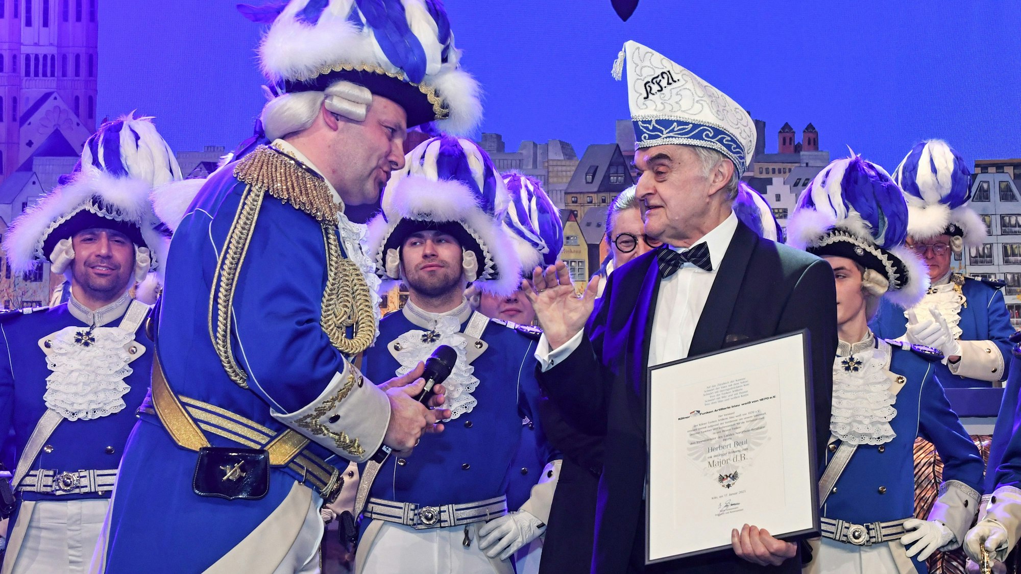 Björn Griesemann überreicht Herbert Reul eine Urkunde.