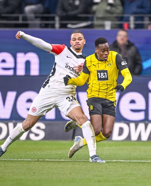 Nnamdi Collins und Jamie Gittens im Zweikampf.