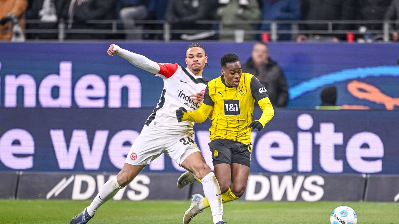 Nnamdi Collins und Jamie Gittens im Zweikampf.