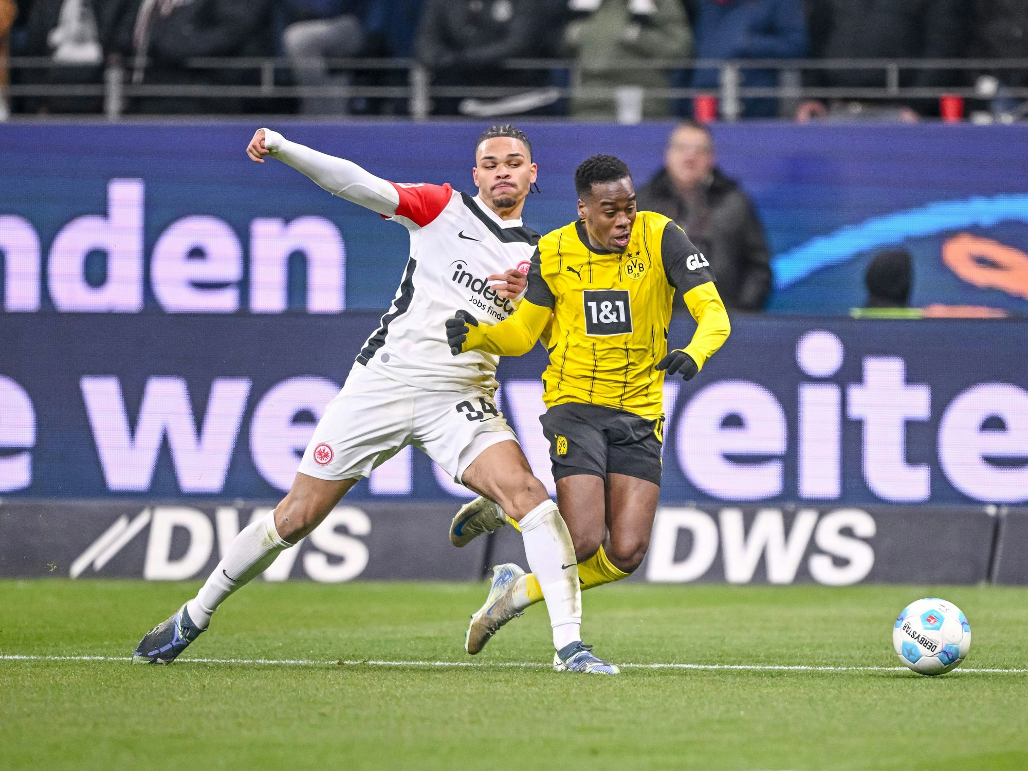 Nnamdi Collins und Jamie Gittens im Zweikampf.