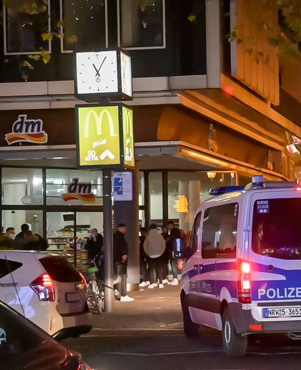 Streifenwagen der Polizei an einem Kölner Hotspot während der Corona-Pandemie.