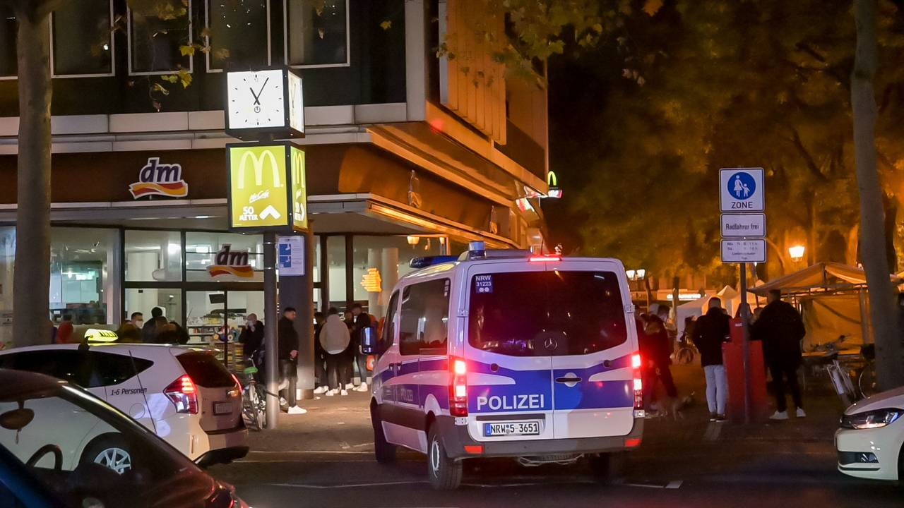 Streifenwagen der Polizei an einem Kölner Hotspot während der Corona-Pandemie.
