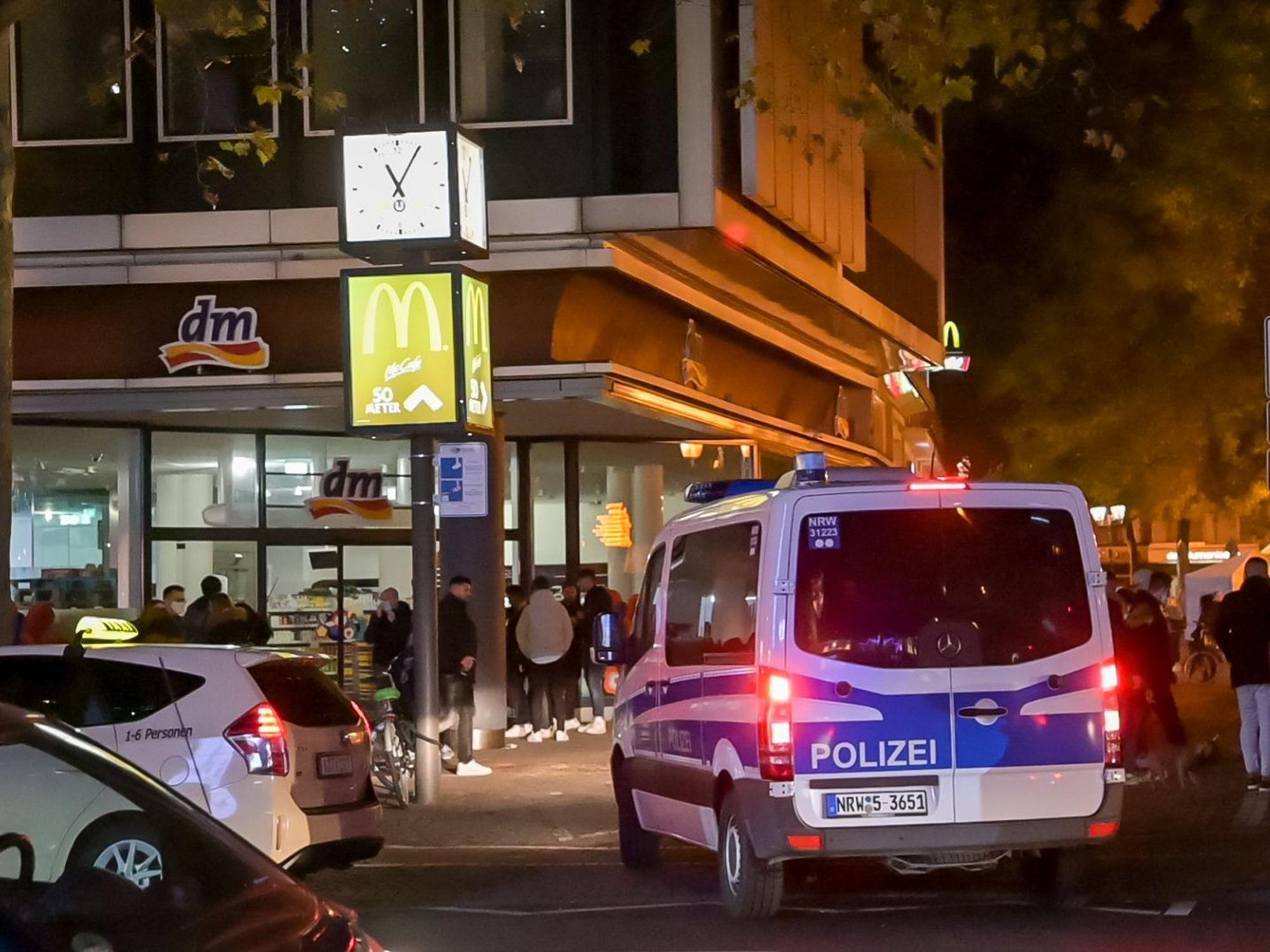 Streifenwagen der Polizei an einem Kölner Hotspot während der Corona-Pandemie.