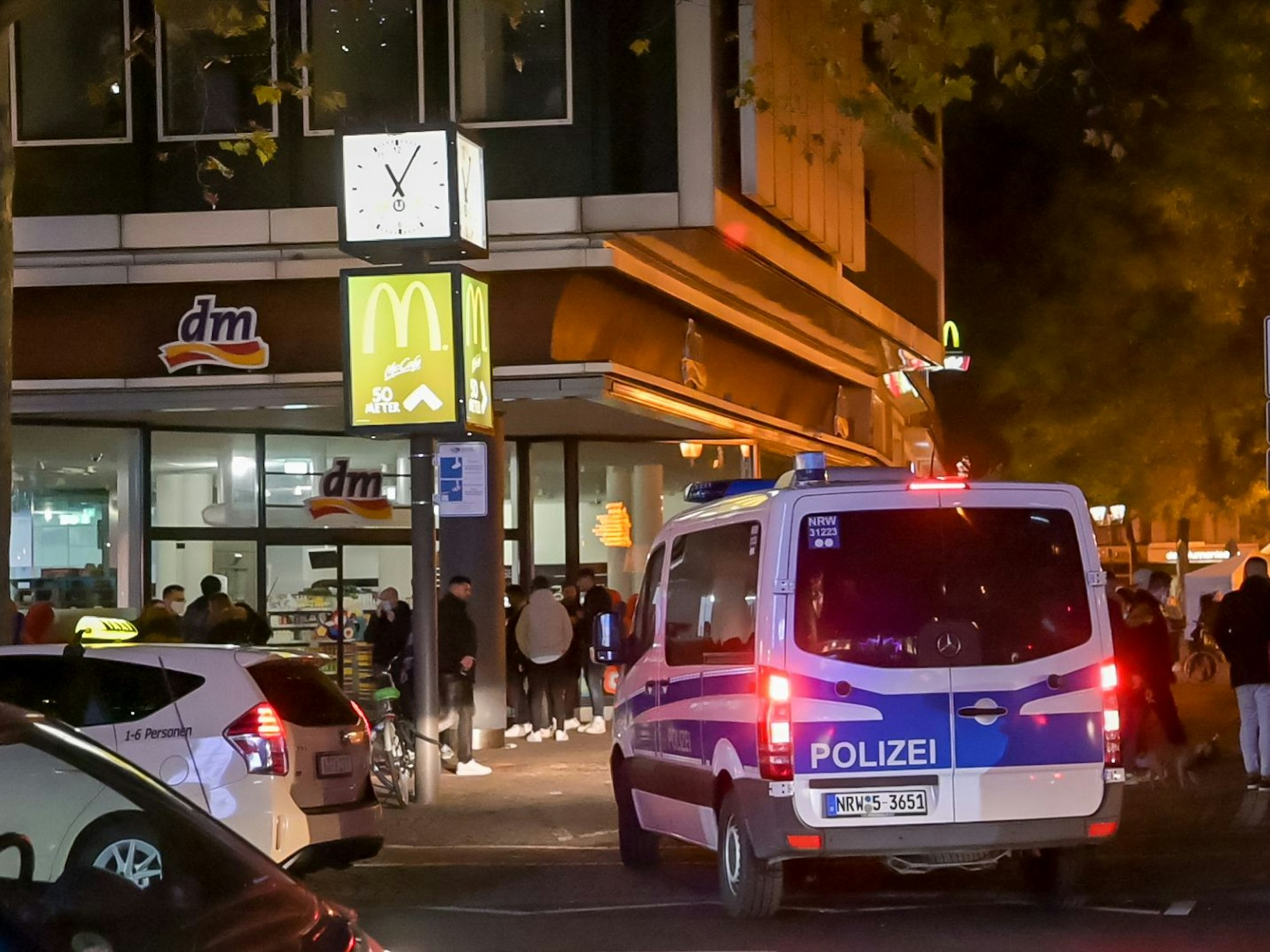 Streifenwagen der Polizei an einem Kölner Hotspot während der Corona-Pandemie.