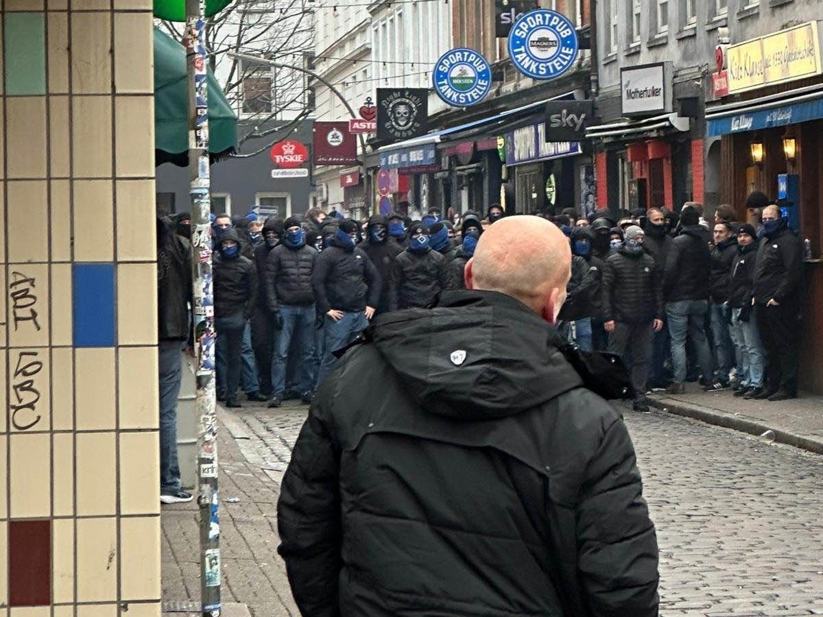 Schlägerei zwischen FC-Fans und HSV-Ultras auf St. Pauli.