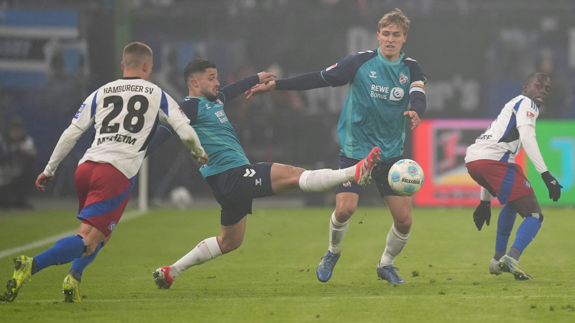 Volksparkstadion: Hamburgs Miro Muheim (l-r), Kölns Jusuf Gazibegovic, Kölns Timo Hübers und Hamburgs Jean-Luc Dompe kämpfen um den Ball.