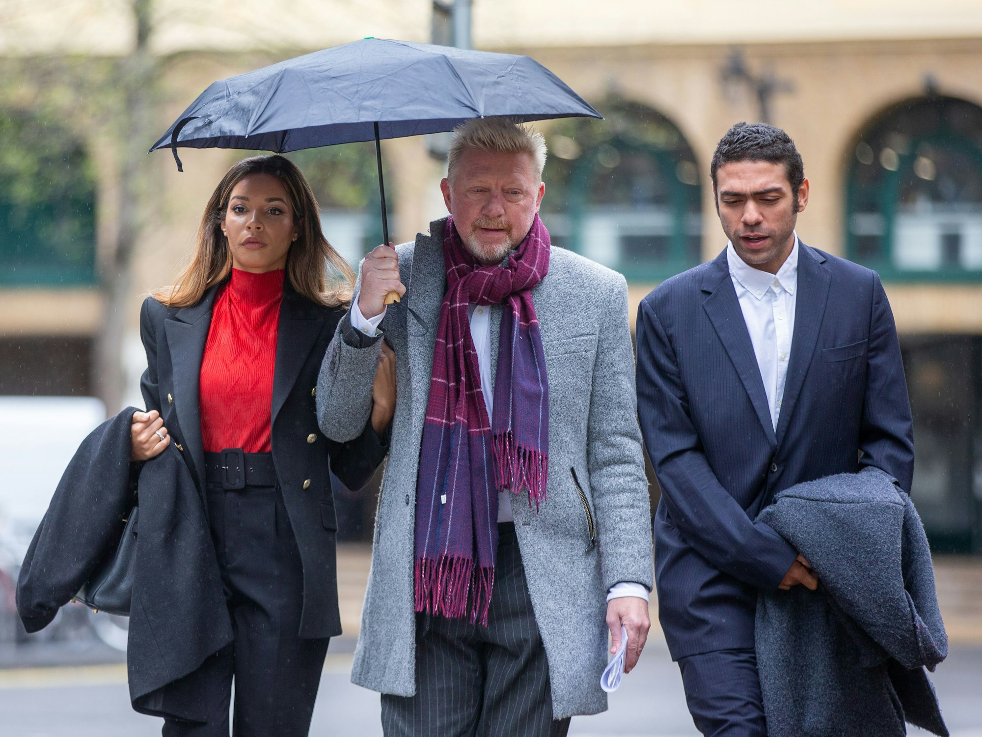 April 2022: Boris Becker (Mitte), seine damalige Lebensgefährtin (inzwischen Ehefrau) Lilian De Carvalho Monteiro und sein Sohn Noah kommen am Southwark Crown Court in London an.