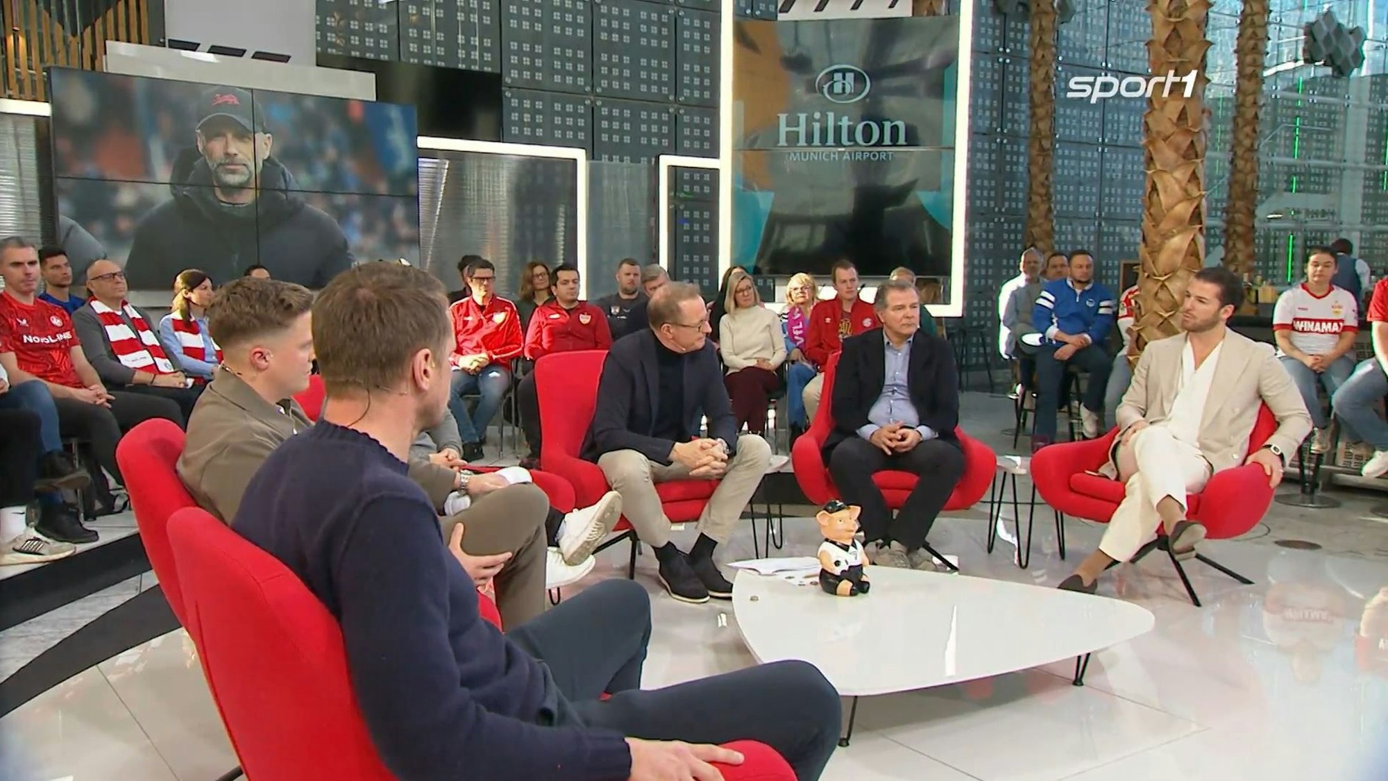 Die Doppelpass-Runde am Sonntag (19. Januar 2025) mit Maik Franz, Corni Küpper, Niko Kappel (verdeckt) Florian König, Andreas Möller und Riccardo Basile (v.l.n.r.).