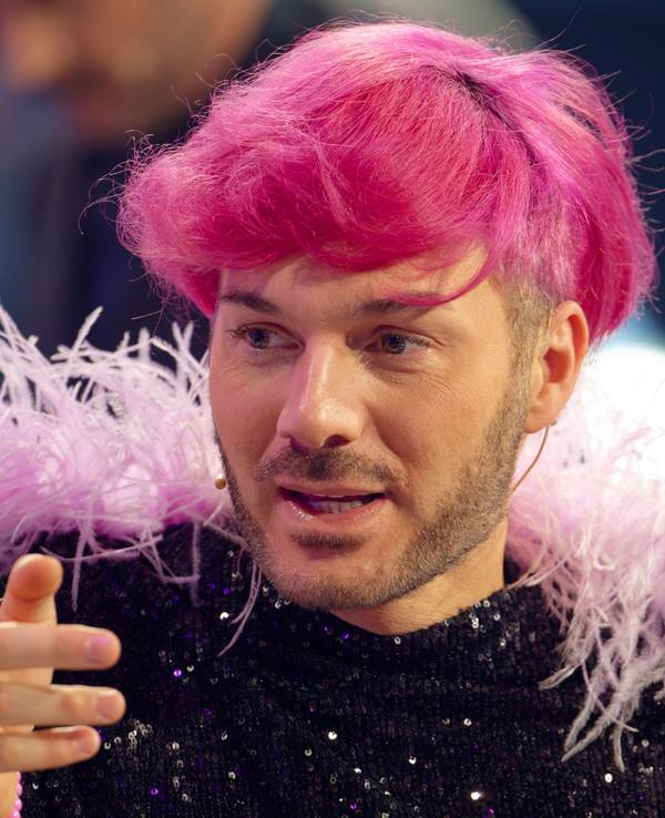Reality-TV-Darsteller Sam Dylan steht beim Finale der Reality-Show „Promi Big Brother“ im TV-Studio von Sat.1.