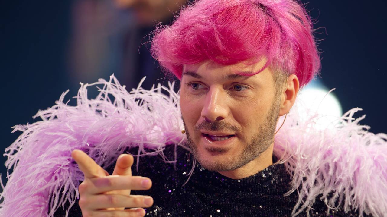 Reality-TV-Darsteller Sam Dylan steht beim Finale der Reality-Show „Promi Big Brother“ im TV-Studio von Sat.1.