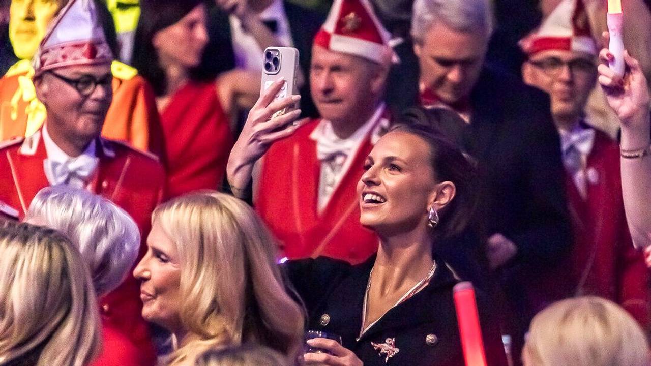 Laura Wontorra filmt mit dem Handy bei einer Karnevalssitzung.