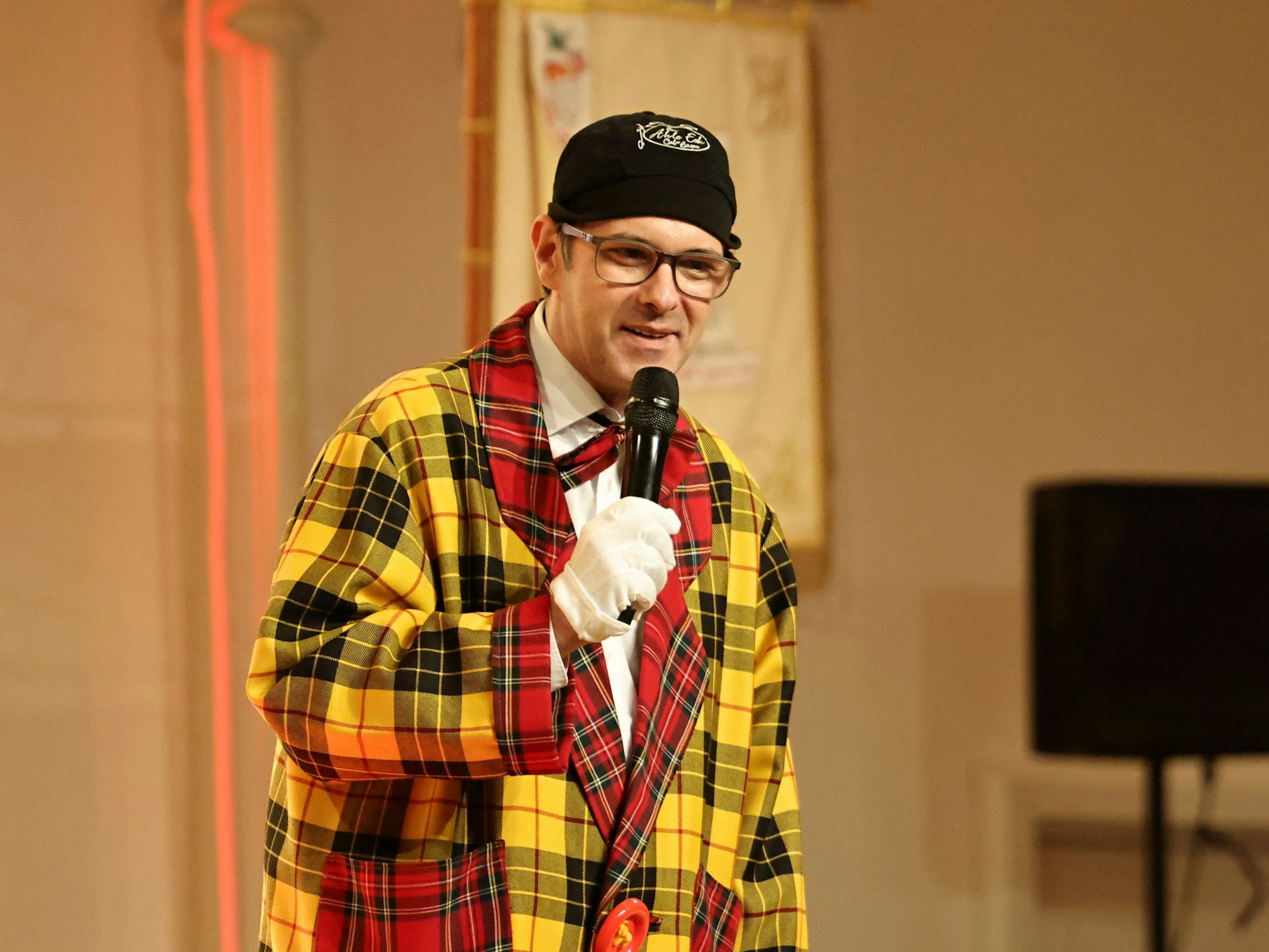 Marc Metzger steht auf der Bühne.